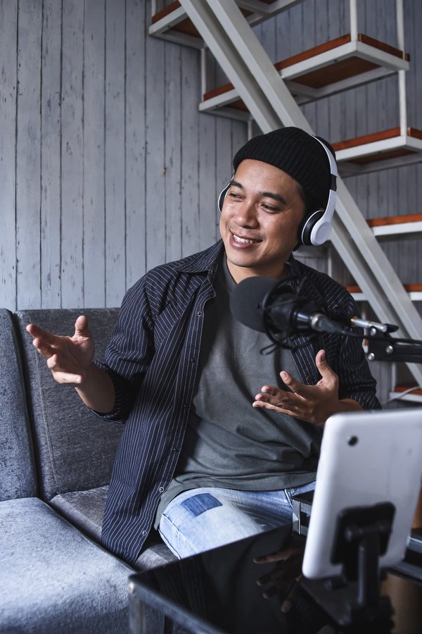 How Can UK Universities Use Podcasting to Attract International Students?